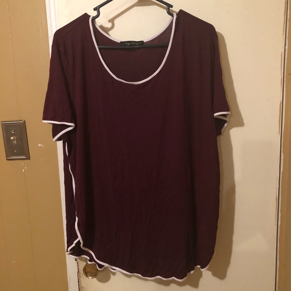 Women’s Short Sleeve Shirt. Size 2X Color Maroon